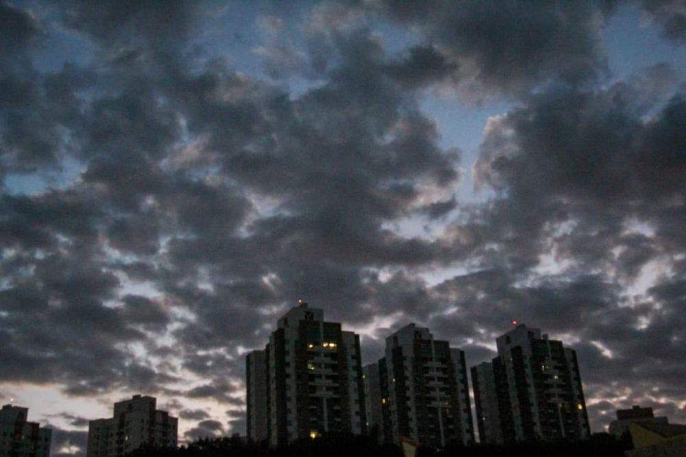 Céu nublado nesta manhã em Campo Grande (Foto: Juliano Almeida)