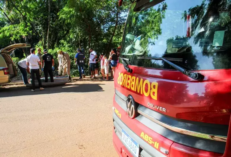 Corpo sendo retirado do córrego - Crédito: Juliano Almeida/Campo Grande News