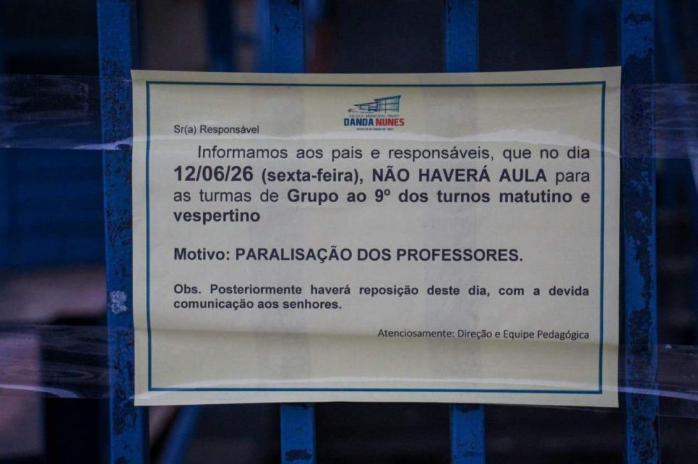Recado em portão de escola municipal (Foto: Juliano Almeida)