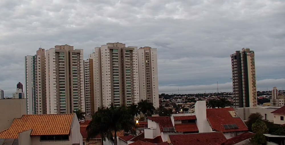 Céu nublado nesta manhã em Campo Grande (Foto: Direto das Ruas)