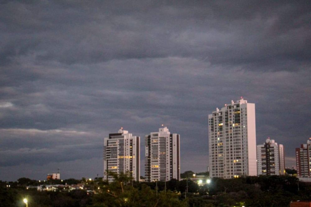 Céu nublado em Campo Grande logo pela manhã (Foto: Juliano Almeida)