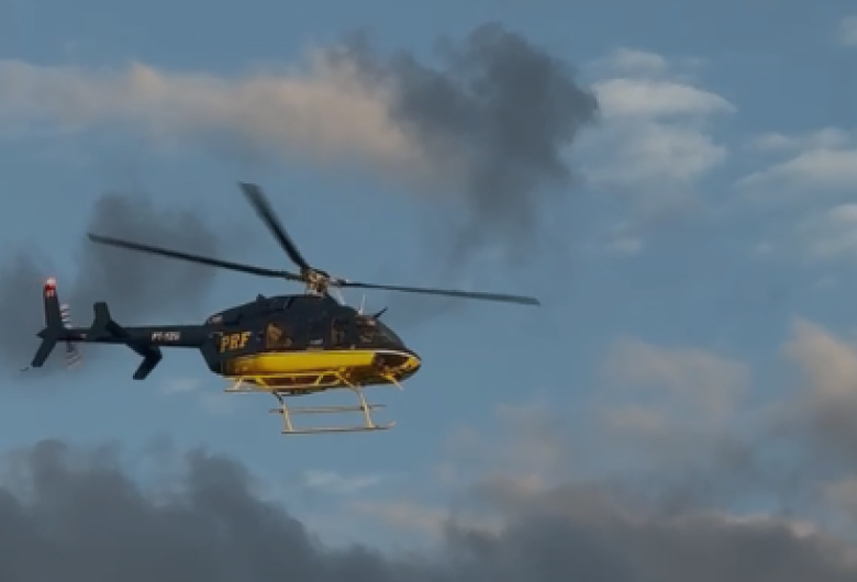 Helicóptero da PRF sobrevoando bairros de Dourados - Crédito: Divulgação / Redes Sociais