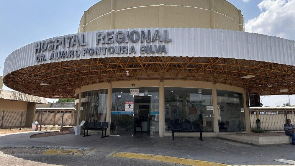 Fachada do Hospital Regional de Coxim, onde vítima deu entrada. (Foto: Reprodução)