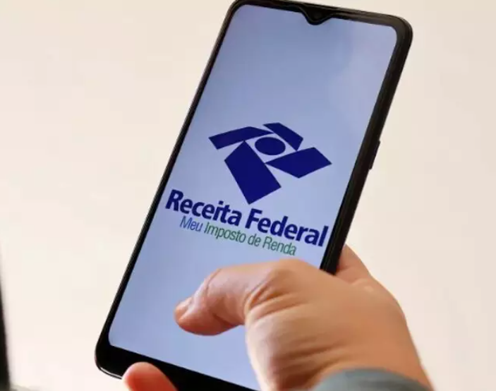 Contribuinte acessa aplicativo da Receita Federal (Foto: Divulgação)