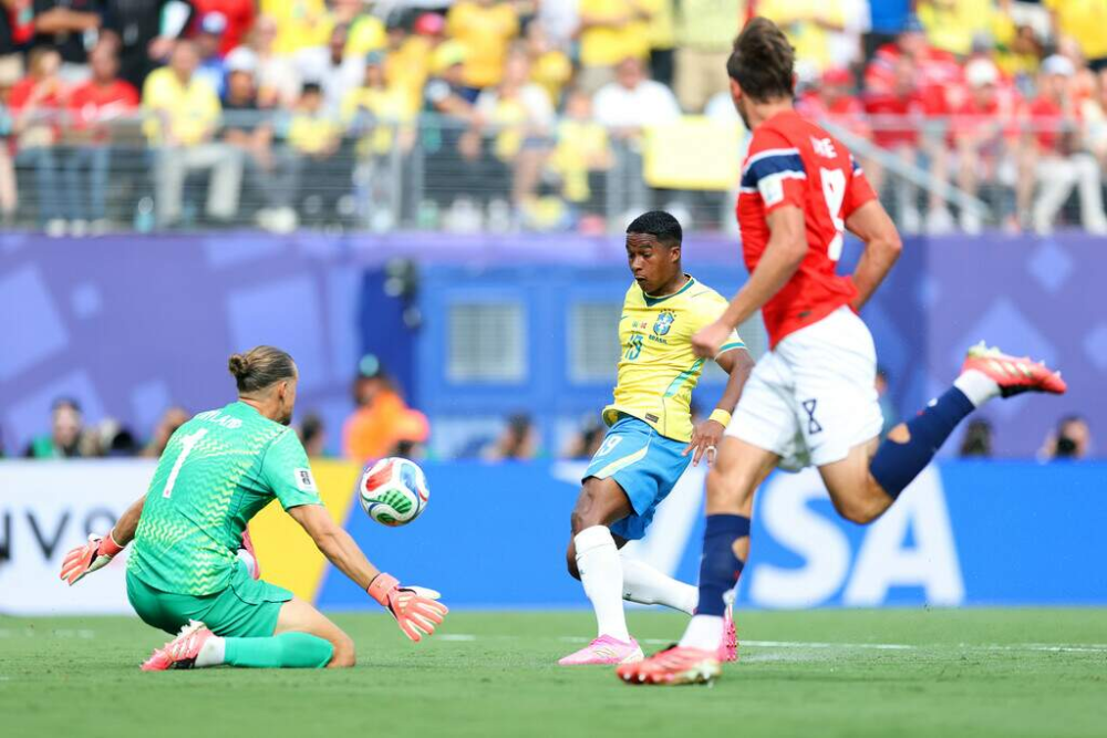 Endrick perde chance de gol clara contra a Noruega. (Foto: Fifa)
