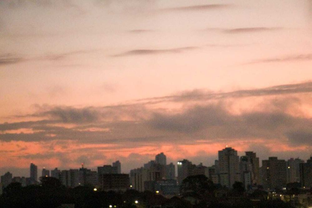 Céu de Campo Grande com algumas nuvens visto da Vila Carvalho (Foto: Juliano Almeida)