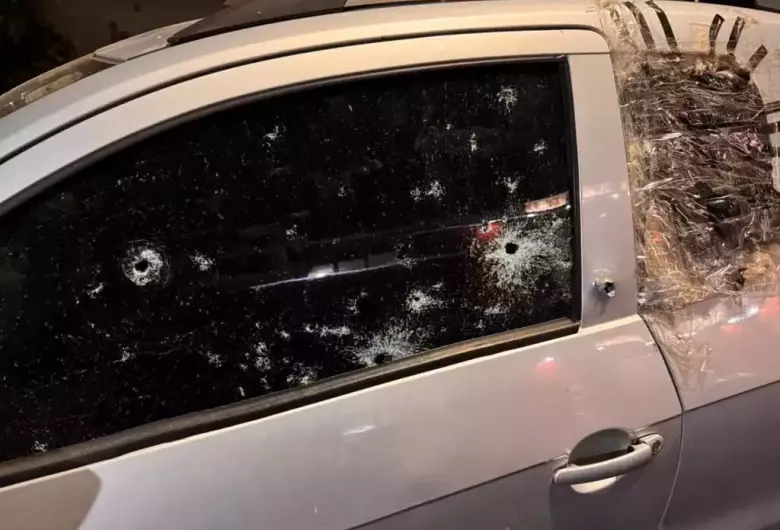 Veículo onde estavam os três suspeitos, que acabaram mortos - Crédito: Rio Verde News