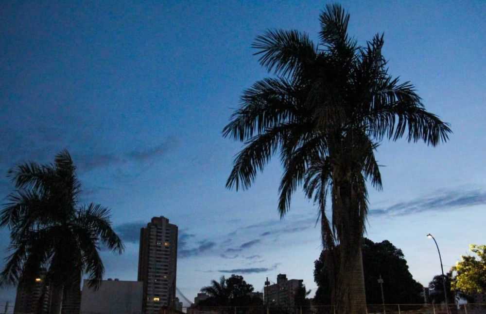 Céu de Campo Grande com poucas nuvens neste início de semana (Foto: Juliano Almeida)