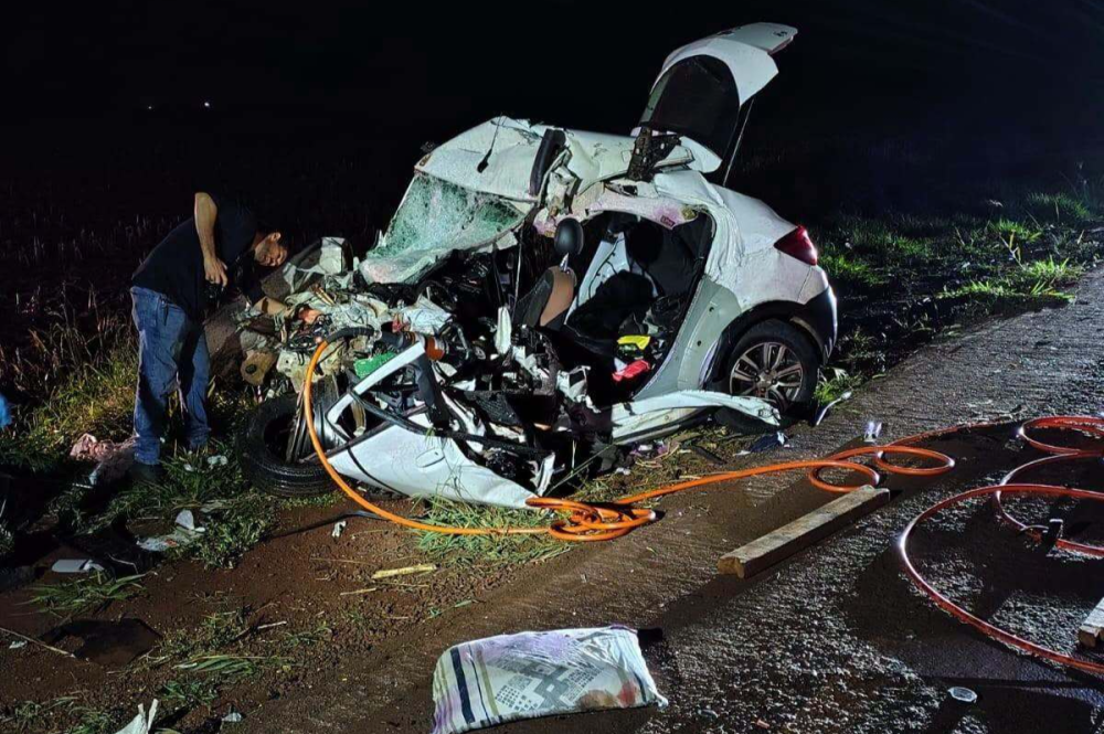 Onix onde estavam a adolescente e o piloto ficou destruído (Foto: Rio Brilhante em Tempo Real)