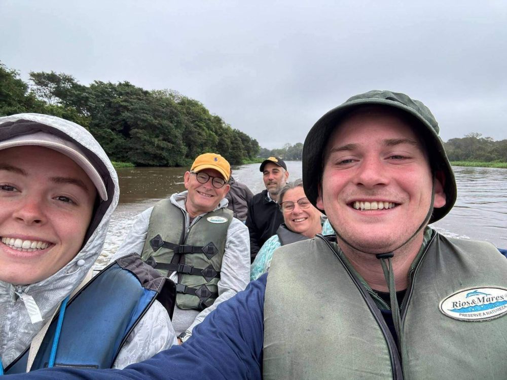 Família de Roelof durante passeio de barco no Pantanal (Foto: Arquivo Pessoal)