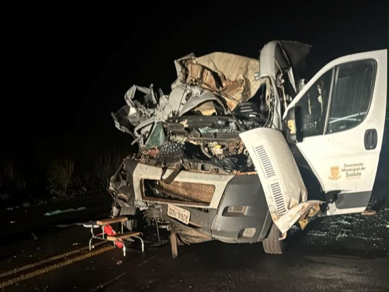 Ambulância do município de Sete Quedas teve parte dianteira destruída. - Foto: Divulgação