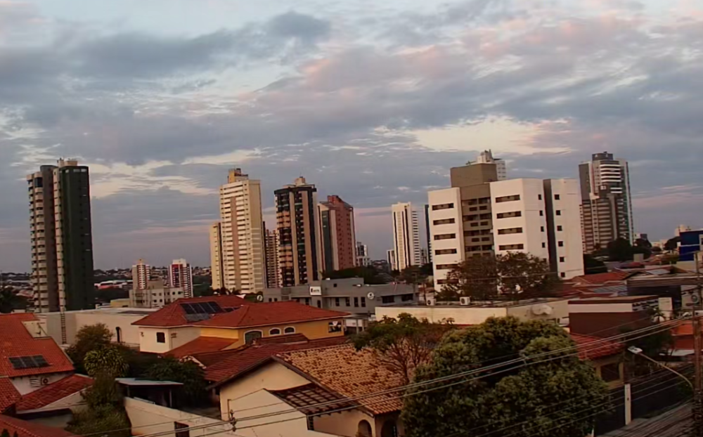 Céu da Capital com algumas nuvens nesta manhã de quarta-feira (Foto: Direto das Ruas)