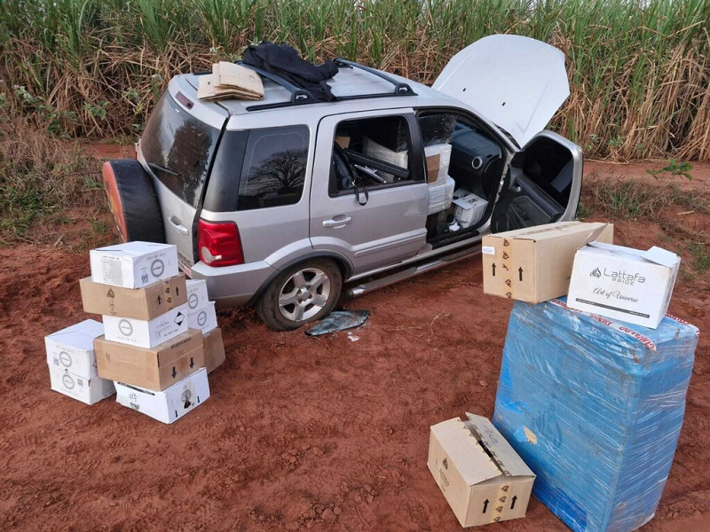 Veículos foram encontrados com cigarros eletrônicos, perfumes e eletrônicos (Foto: Divulgação)