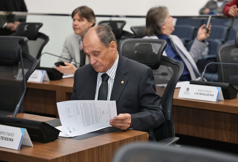 Deputado estadual Zé Teixeira durante trabalho na Assembleia - Crédito: Divulgação