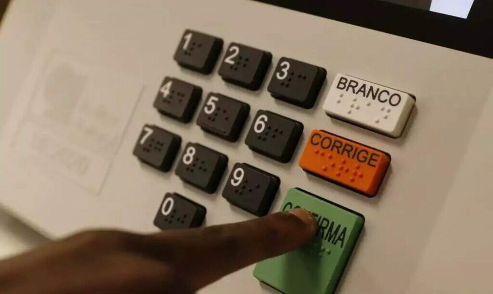 Eleitor simula votação na urna eletronica (Foto: Reprodução)