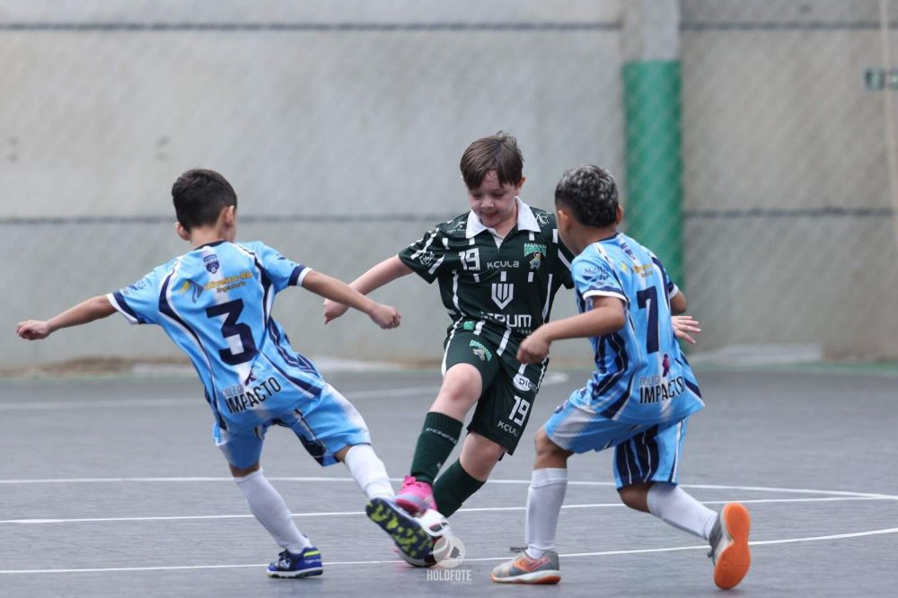 Lance da partida entre Colégio Impacto e Pelezinho durante a competição (Foto: Divulgação)