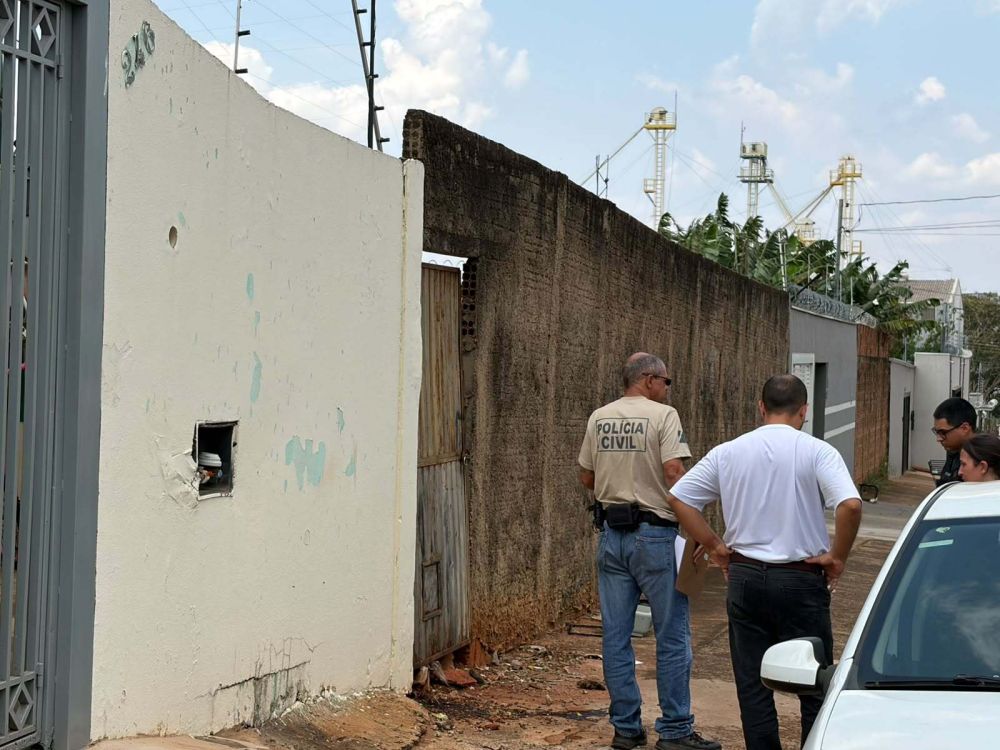 Polícia Civil no local onde homem foi encontrado morto (Foto: Bruna Melo)