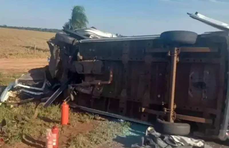 Van tombada após o acidente no dia 18 de setembro (Foto: Portal Conesul)