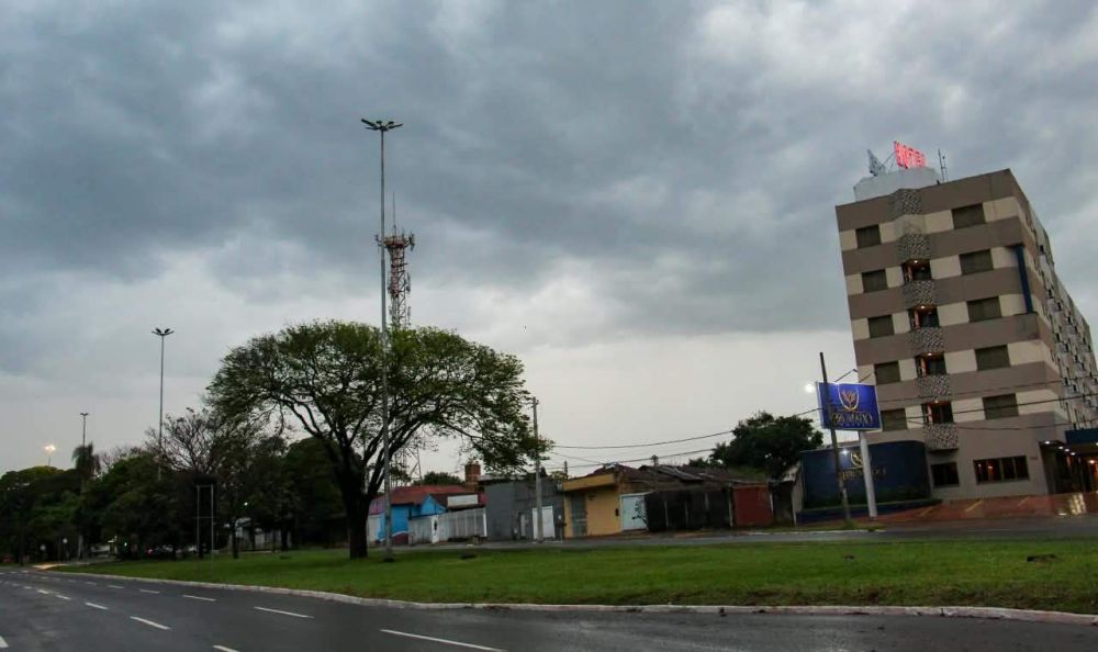 Céu nublado marca o início da manhã desta segunda-feira, em Campo Grande (Foto: Juliano Almeida)