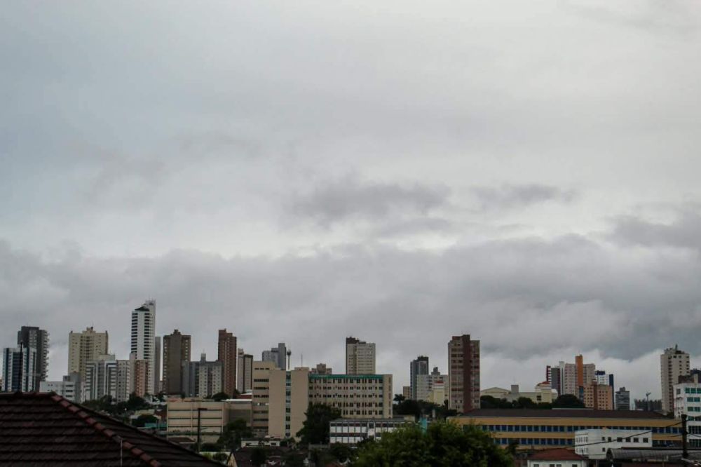 Céu carregado marca a manhã desta terça-feira (6) em Campo Grande (Foto: Juliano Almeida)