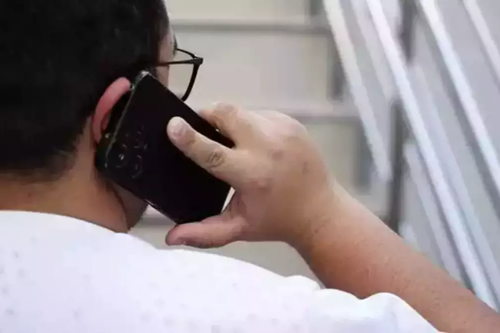 Pessoa durante ligação em telefone celular (Foto: Arquivo Campo Grande News)