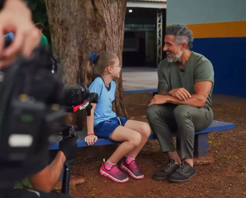 Mion gravou quadro com aluna da escola Ruy Gomes
