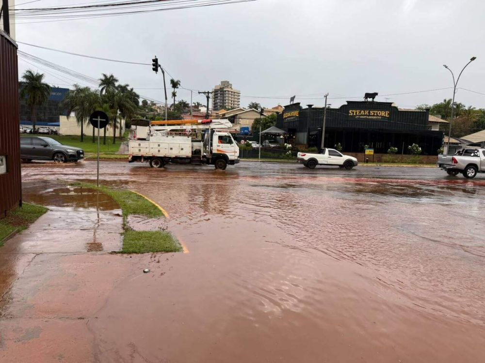 Alagamento na Via Park, em Campo Grande, após chuva no dia 15 de outubro (Foto: Osmar Veiga)