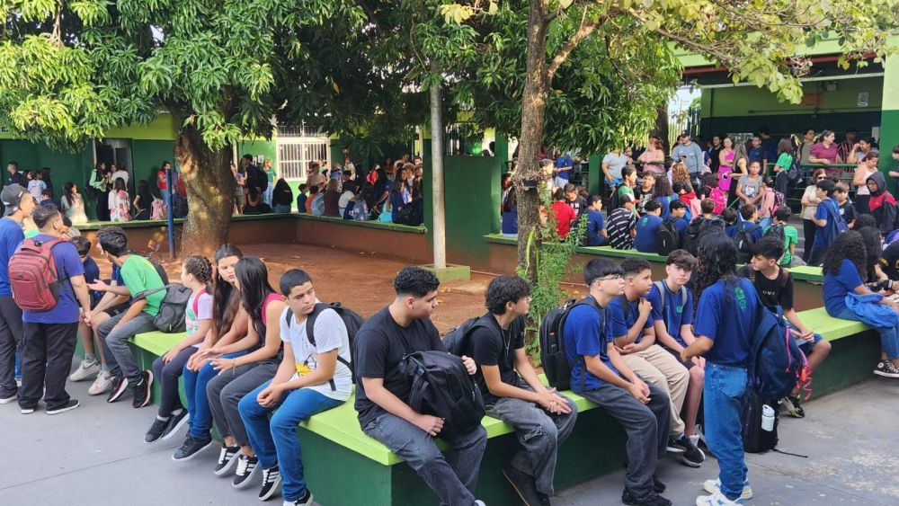 Estudantes no pátio de uma escola estadual durante o intervalo (Foto: Divulgação/SED)